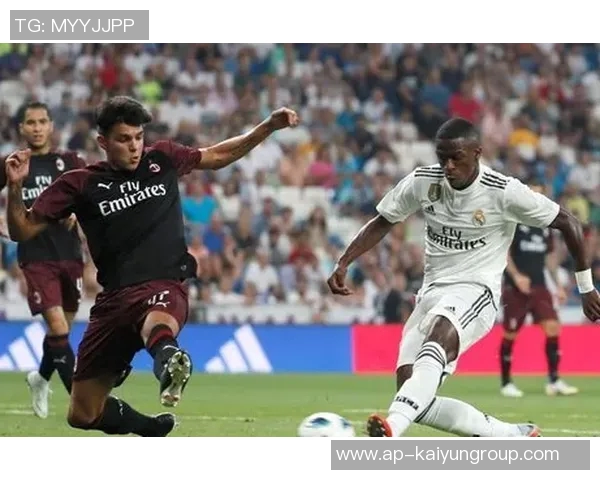 维尼修斯绯闻女友现身伯纳乌26岁三孩妈引发热议